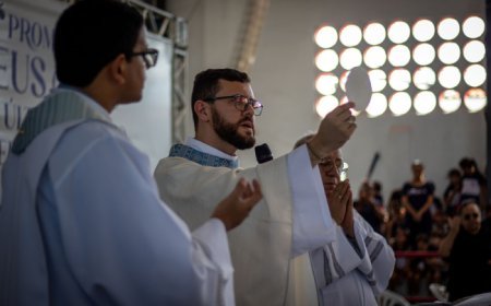 Nossa Senhora Auxiliadora é celebrada com missa, apresentações e coroação no Colégio