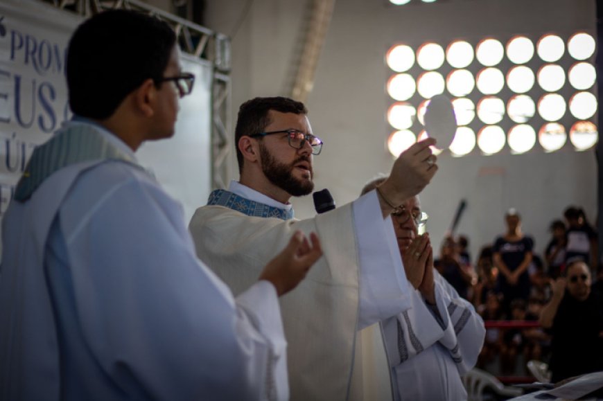 Nossa Senhora Auxiliadora é celebrada com missa, apresentações e coroação no Colégio