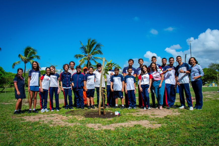 Valorização da Natureza: Salesiano Aracaju realiza plantio de árvores no Parque da Sementeira