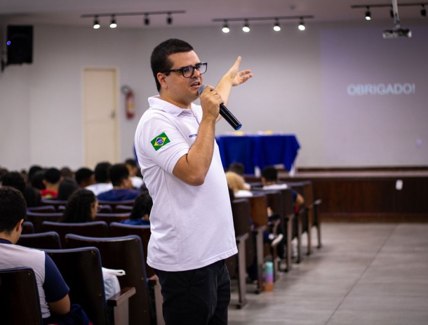 Palestra promove conscientização sobre o cyberbullying na escola